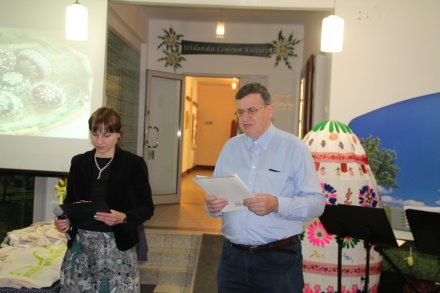 Członek Stowarzyszenia "Grupa Twórców Wiślanie" Andrzej Szostok odczytuje swój wiersz